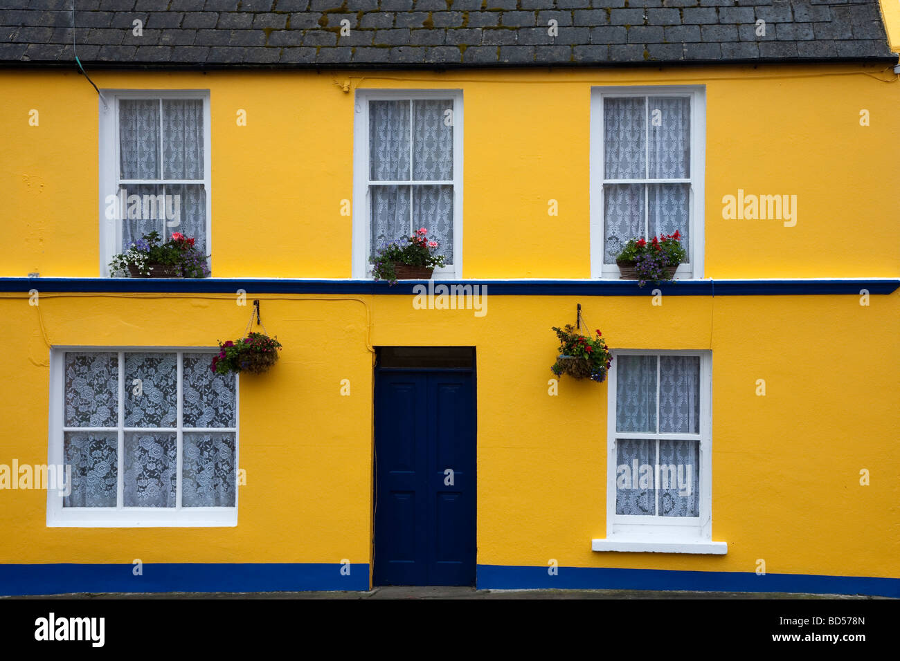 Case colorate Eyeries anello di Beara Contea di Kerry Irlanda Foto Stock