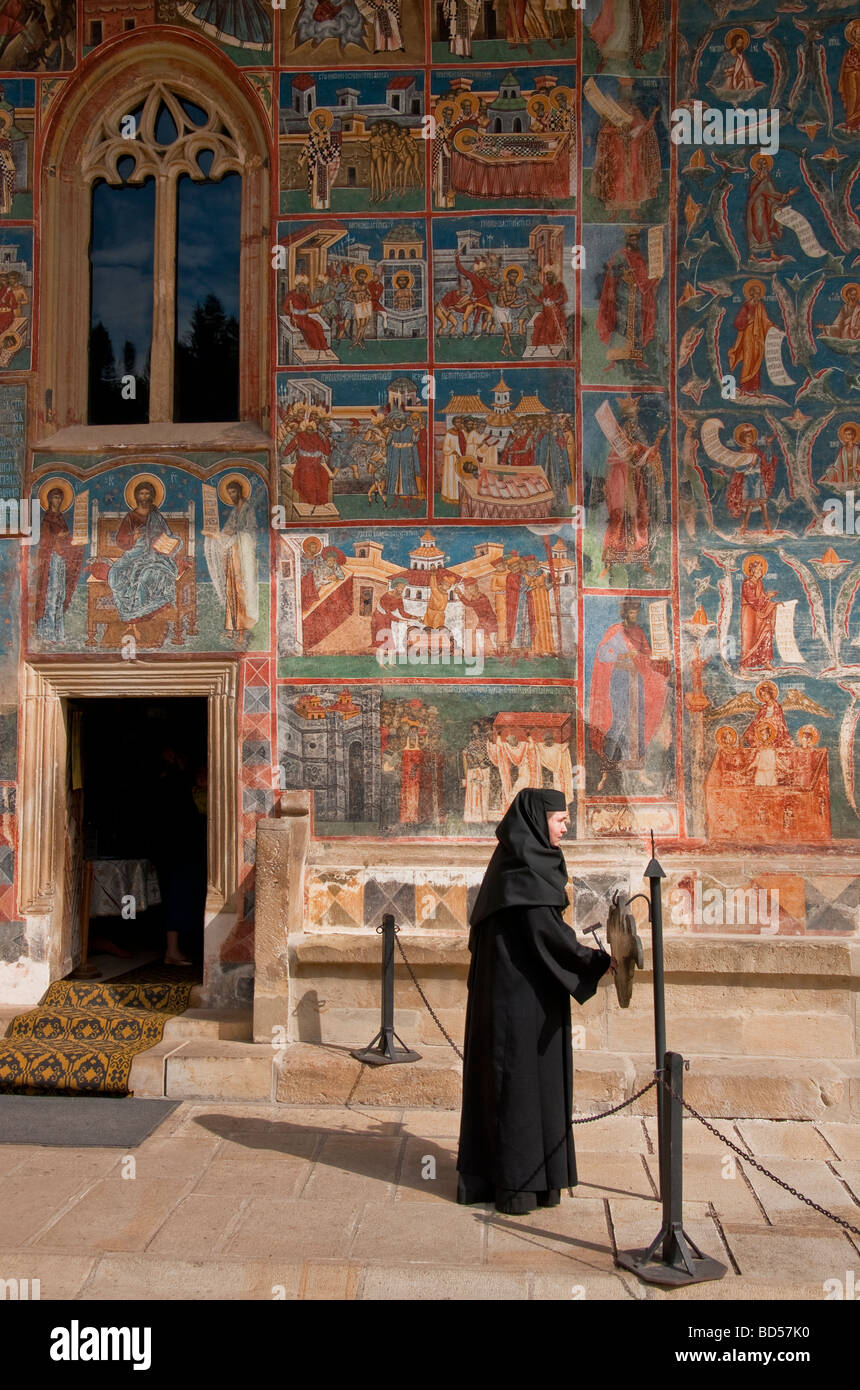 Rumeno segnalazione nun servizio di culto al dipinto di Voronet Monastero di Bucovina decorate con XV XVI secolo affreschi Foto Stock