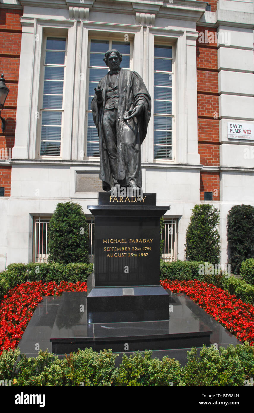 Il Michael Faraday statua al di fuori della sede dell'Istituto degli Ingegneri Elettrici su Savoy Place, Londra UK. Foto Stock