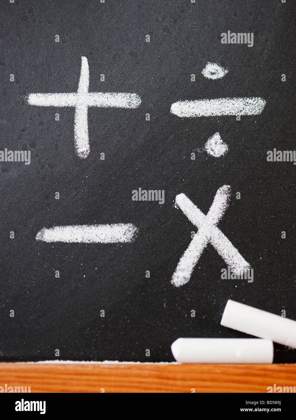 Una lavagna con i simboli matematici su di esso Foto Stock