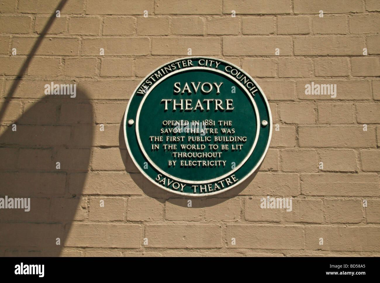 Una lapide segna il Savoy Theatre (vicino al Savoy Hotel), Londra, Regno Unito. Foto Stock