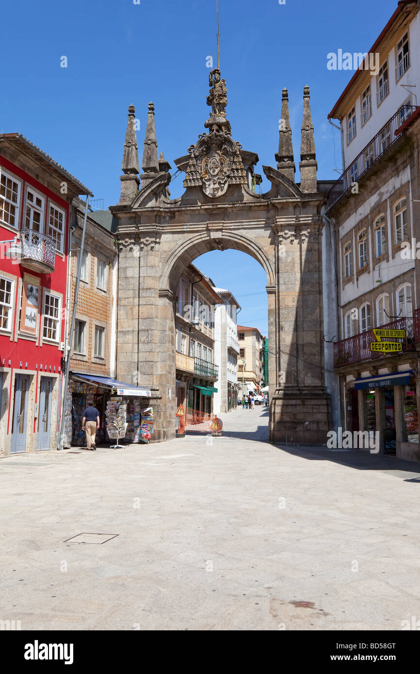 Arco da Porta Nova porta a Braga, Portogallo. Un barocco arco monumentale costruito nel XVIII secolo per essere la principale porta della città. Foto Stock