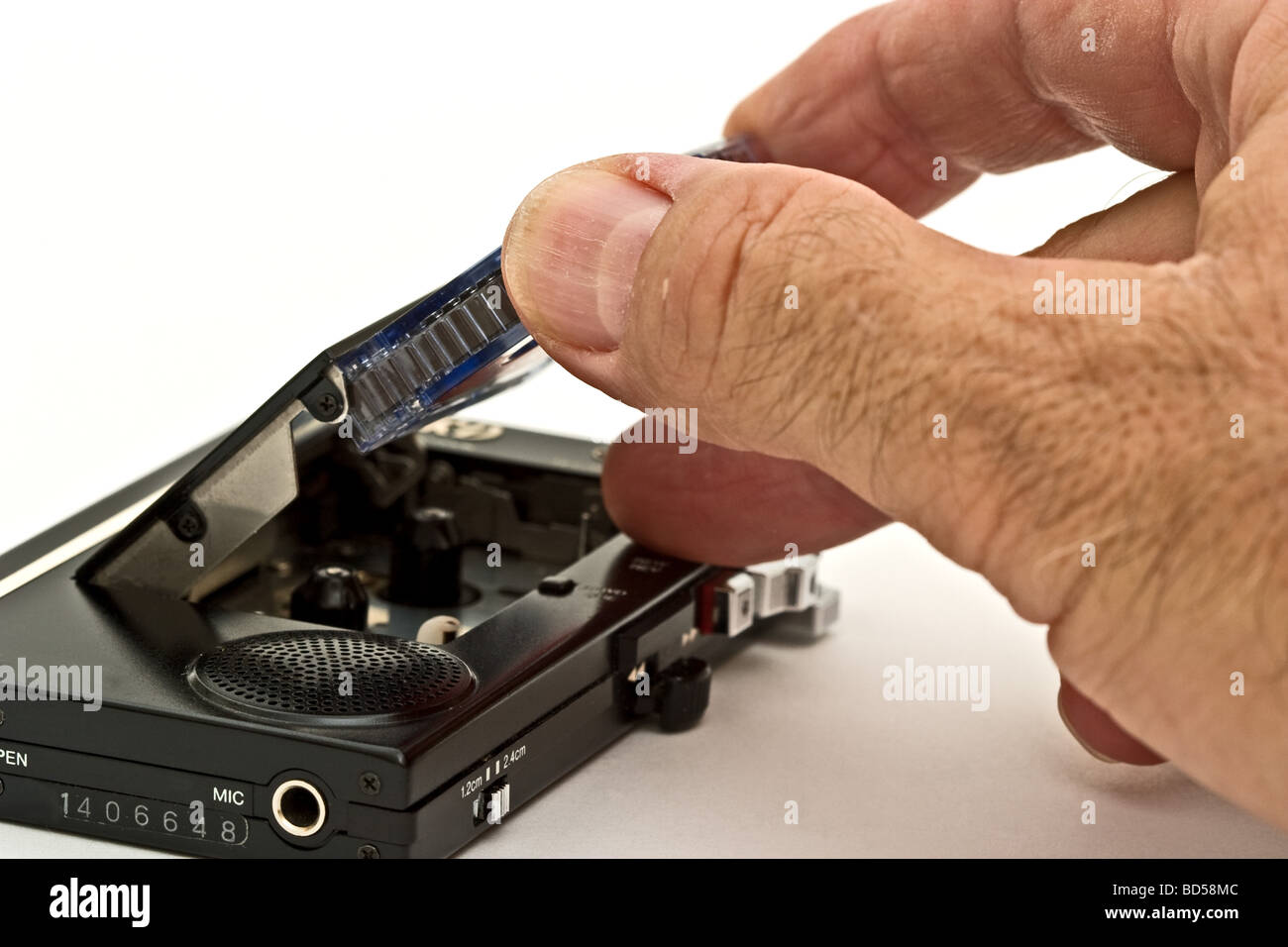 Mettere in un nastro in un piccolo personali registratore a nastro Foto Stock