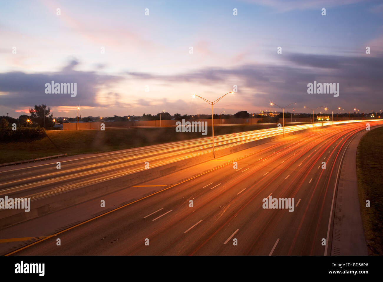 Una strada con luce di coda sentieri Foto Stock