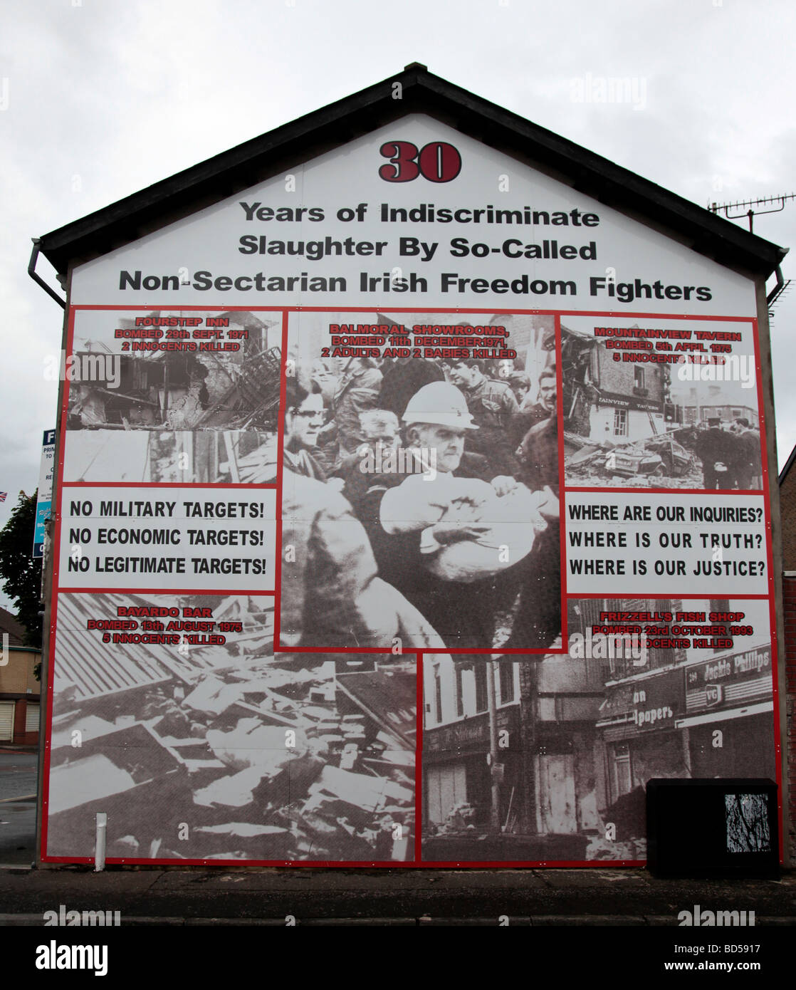 Cinque pannelli da murale i lealisti/area unionista della parte occidentale di Belfast, commemorare "30 anni di massacro indiscriminato ..." Foto Stock