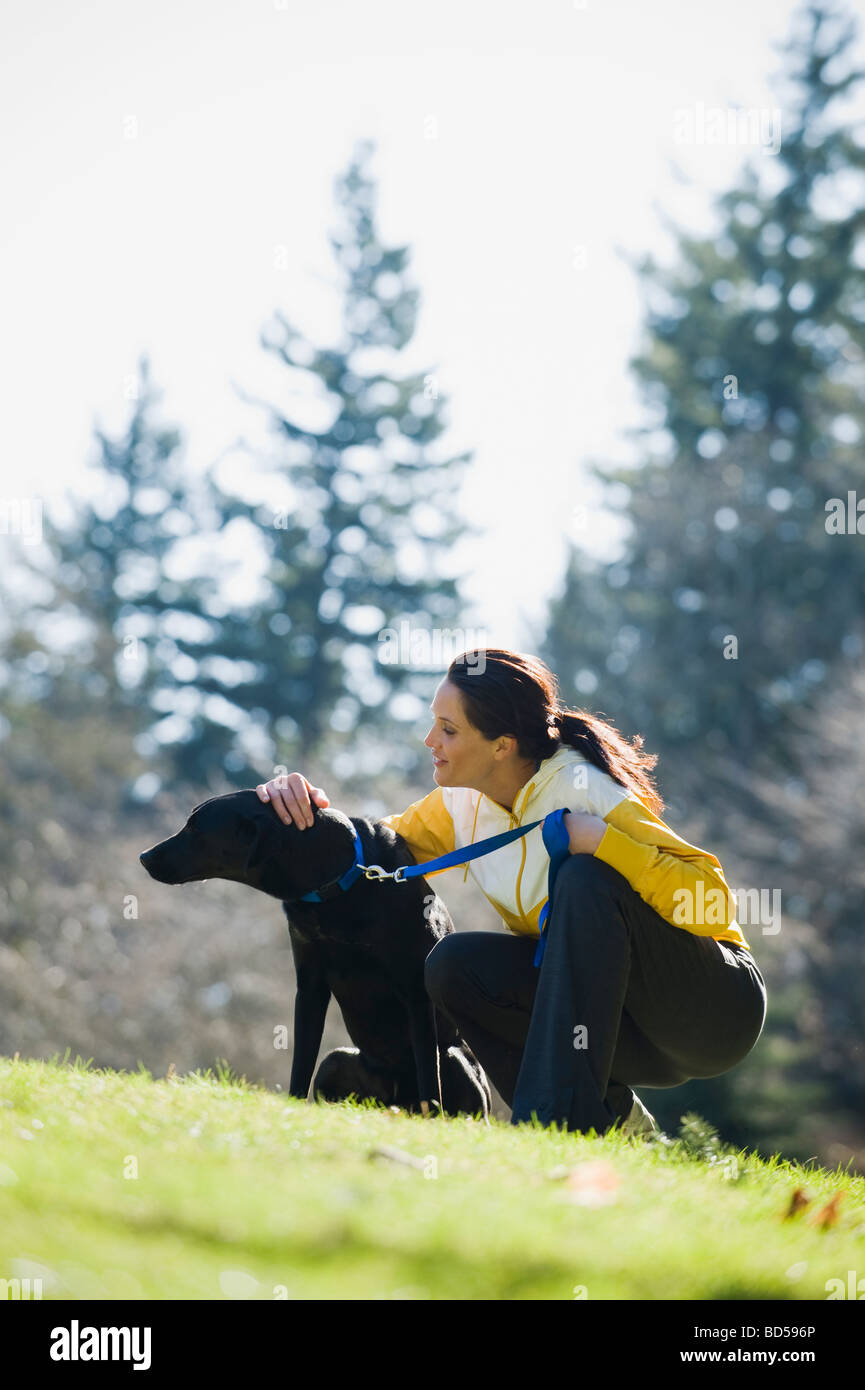 Una donna con un cane all'aperto Foto Stock