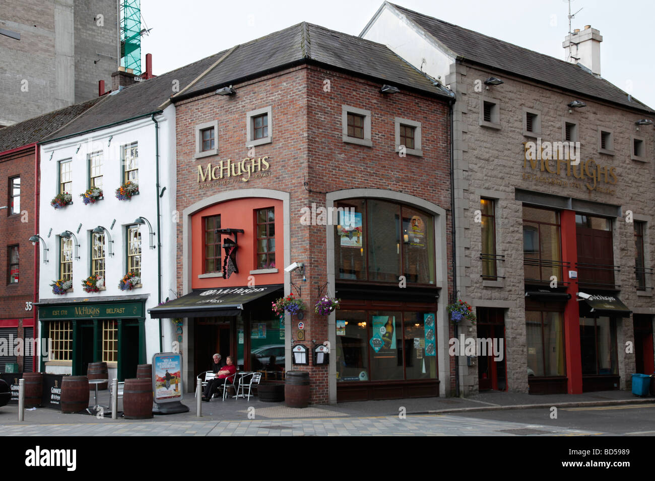 McHugh's Pub, Belfast, uno degli edifici più antichi di Belfast, risalente al 1711. Foto Stock