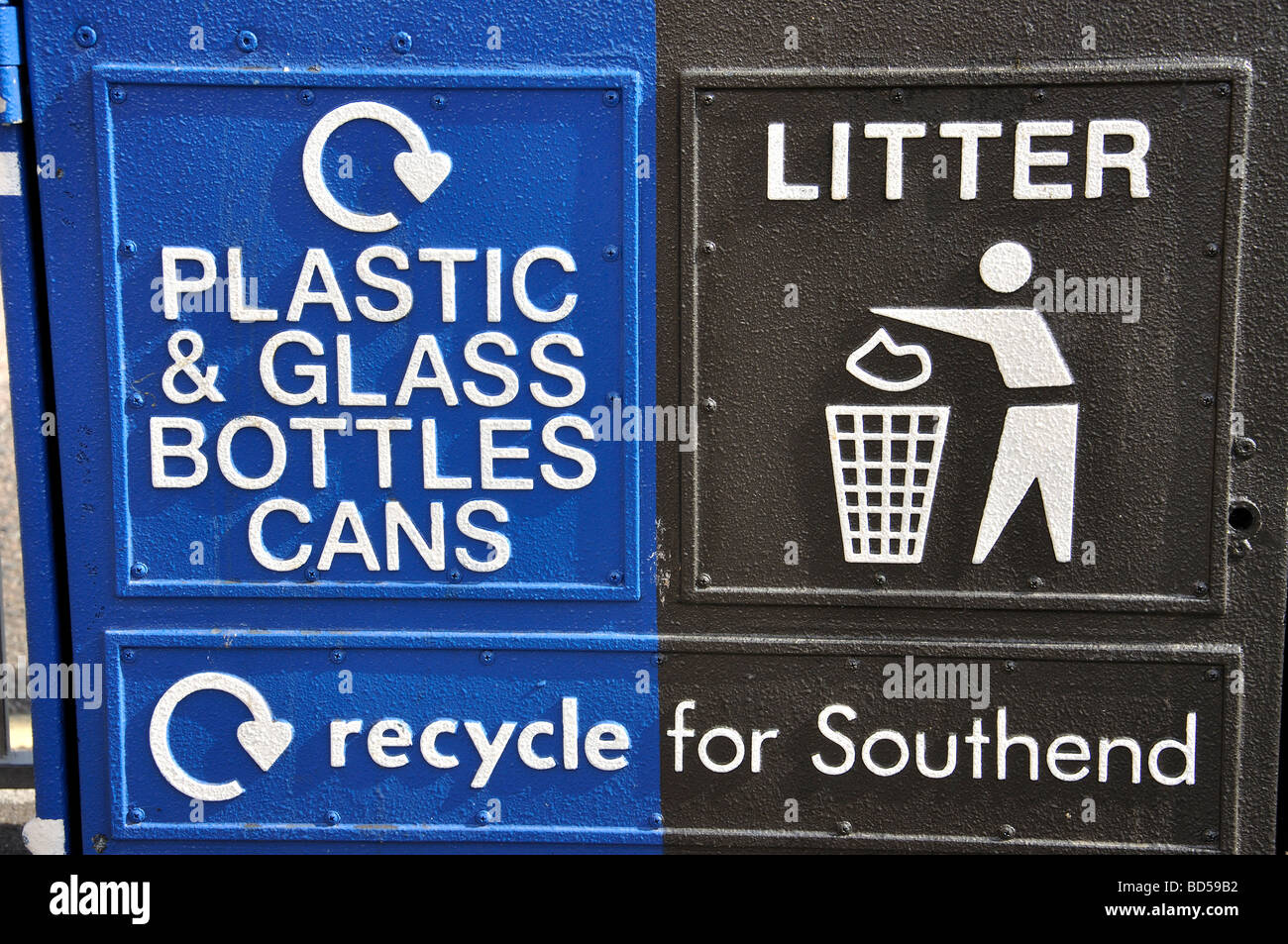 Il riciclaggio cestini, Marine Parade, Southend-on-Sea, Essex, Inghilterra, Regno Unito Foto Stock