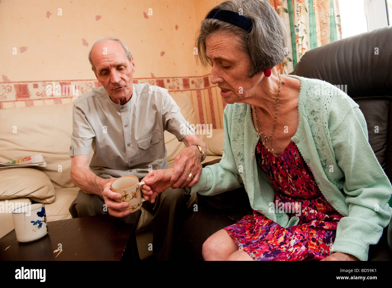 Un anziano 73 anno vecchio prendersi cura del suo 71 anni moglie che ha il morbo di Alzheimer, Wales UK Foto Stock