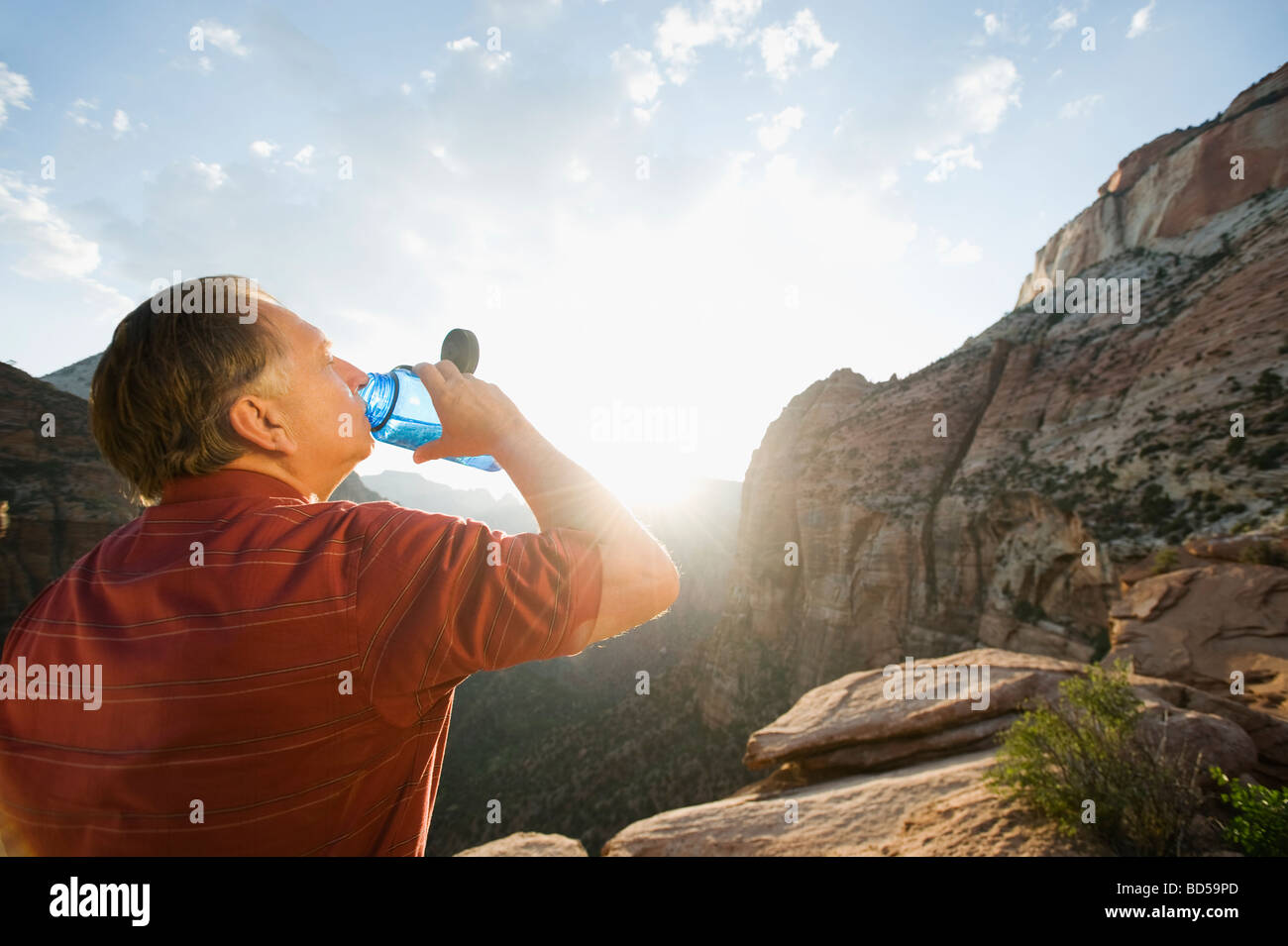Un uomo acqua potabile al Red Rock Foto Stock