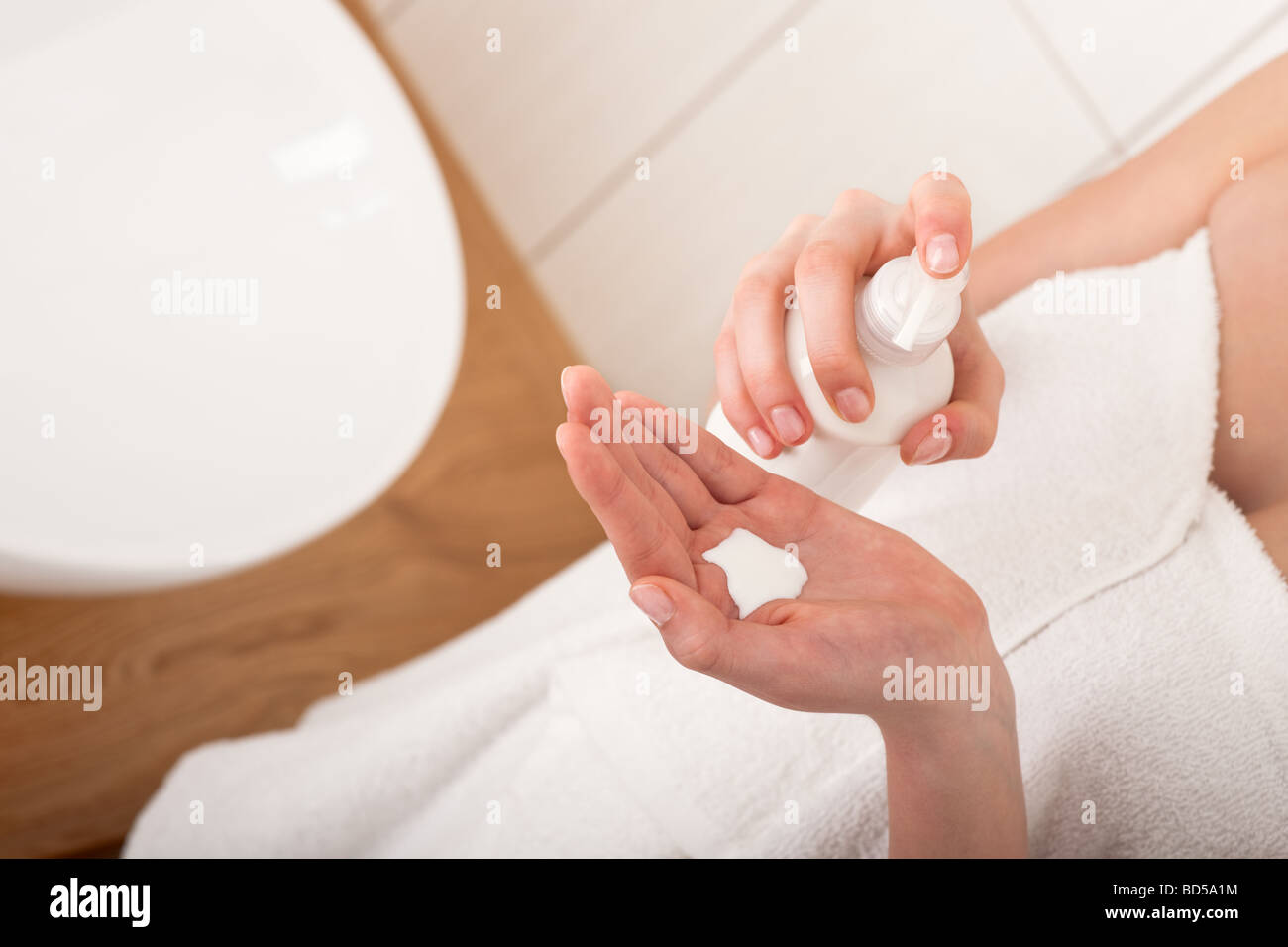 Cura del corpo - applicare una lozione in bagno Foto Stock