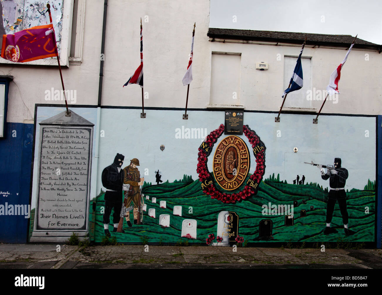 Belfast murale per commemorare i volontari dell'UVF Foto Stock
