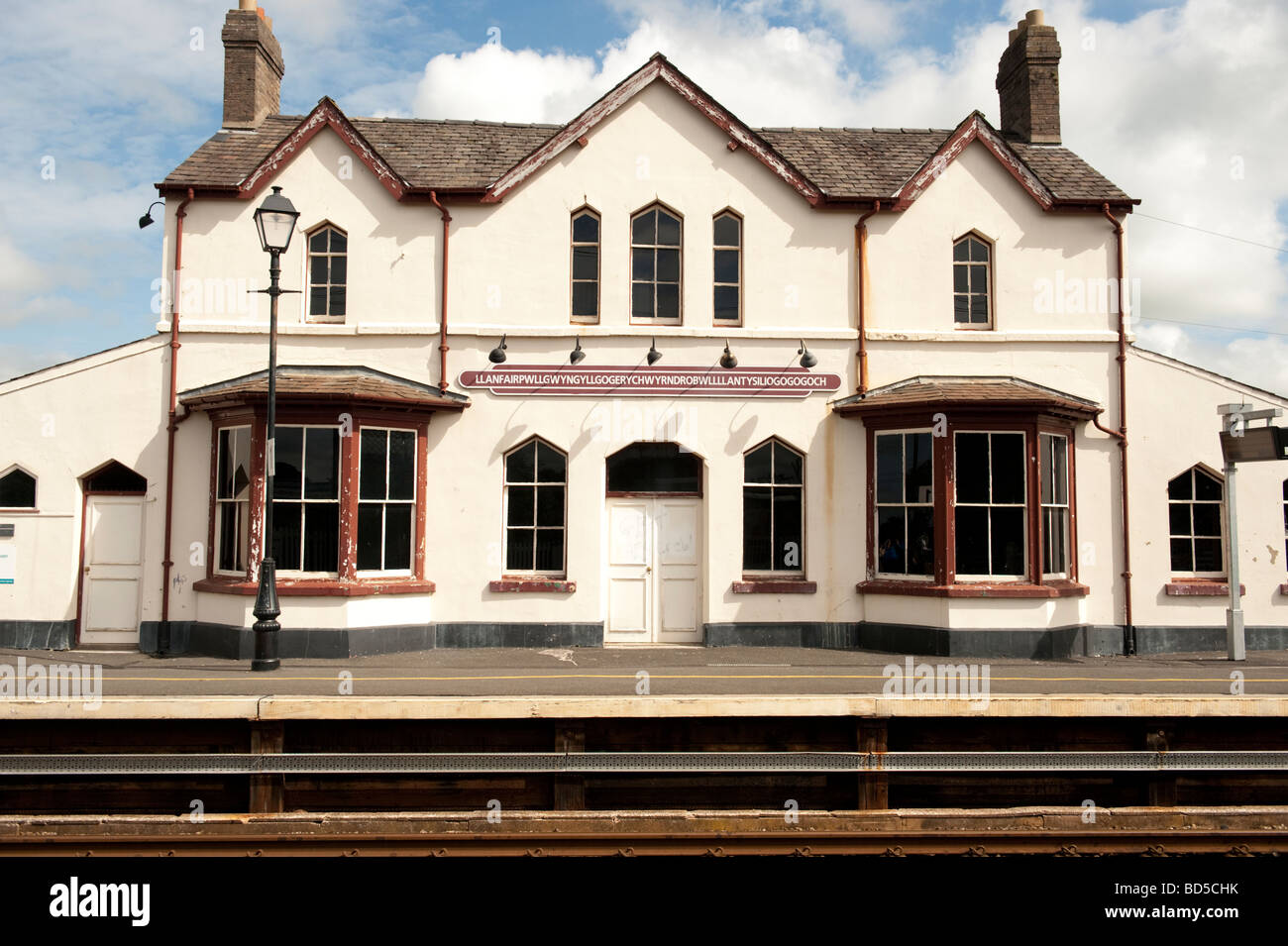 Llanfairpwllgwyngyll stazione ferroviaria Anglesey North Wales la città con la più lunga nome di luogo nel Regno Unito Foto Stock