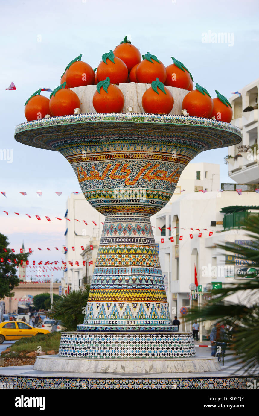 Frutta artificiale ciotola con arance, street monumento, mosaico, Hammamet, Tunisia, Africa Settentrionale Foto Stock