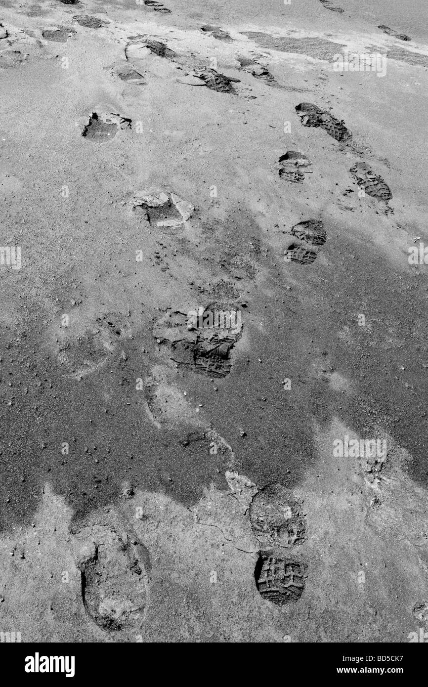 Impronte sulla lava nera strand Foto Stock