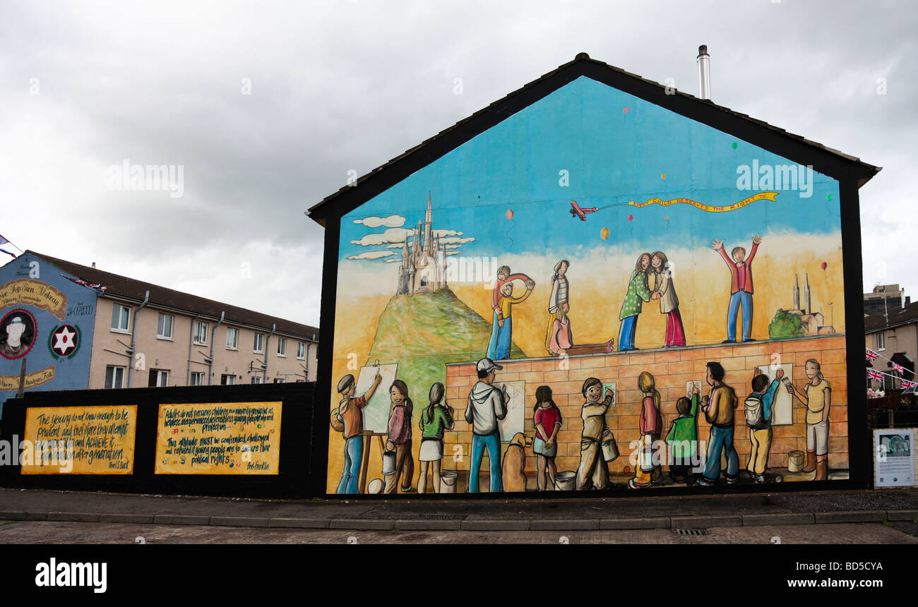 Belfast murale raffigurante il diritto dei bambini a giocare in Hopewell Mezzaluna in basso Shankill area della parte occidentale di Belfast Foto Stock