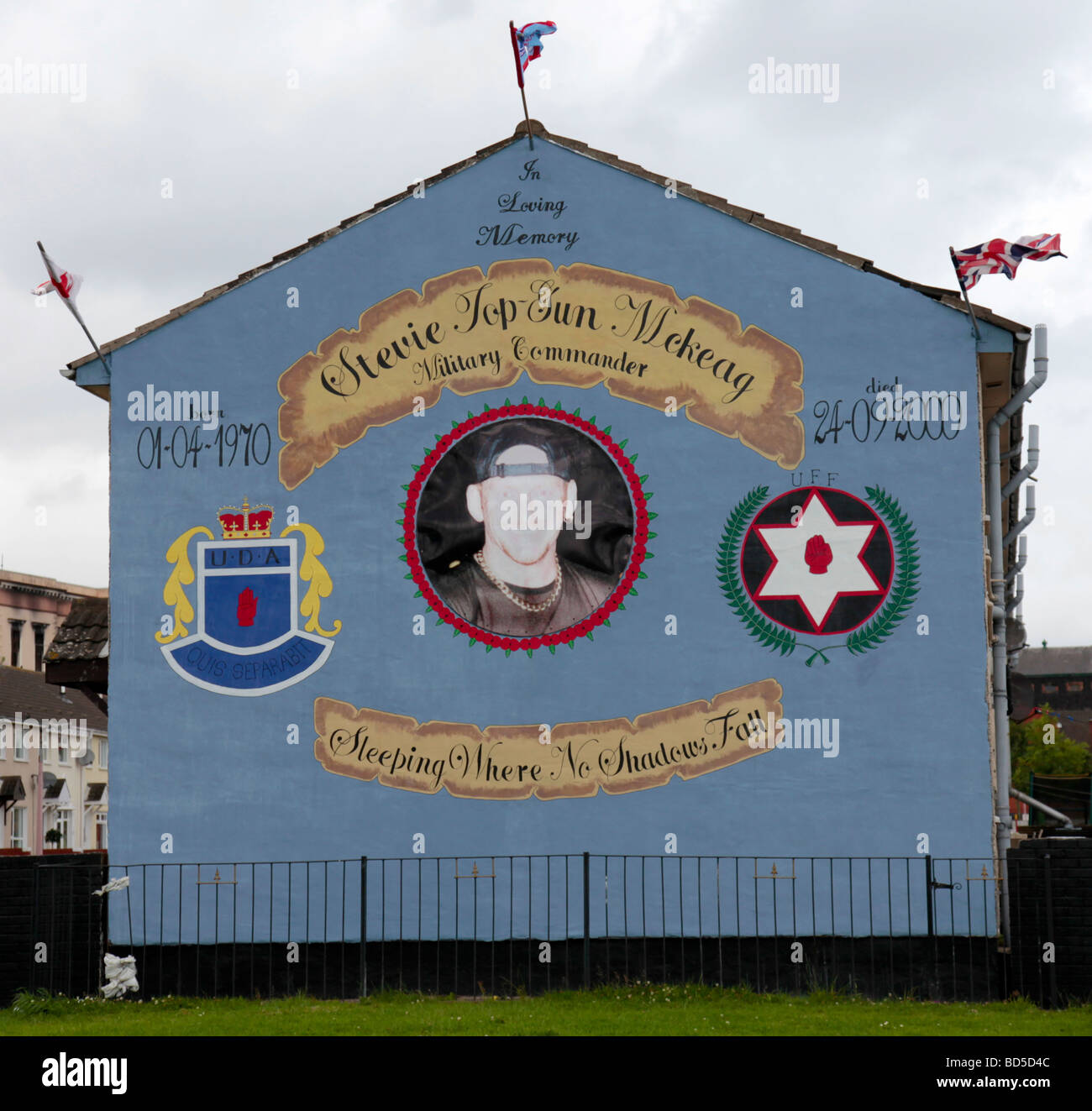 Belfast lealisti murale con un ritratto di Stevie McKeag, membro dell'Ulster combattenti per la libertà. Foto Stock