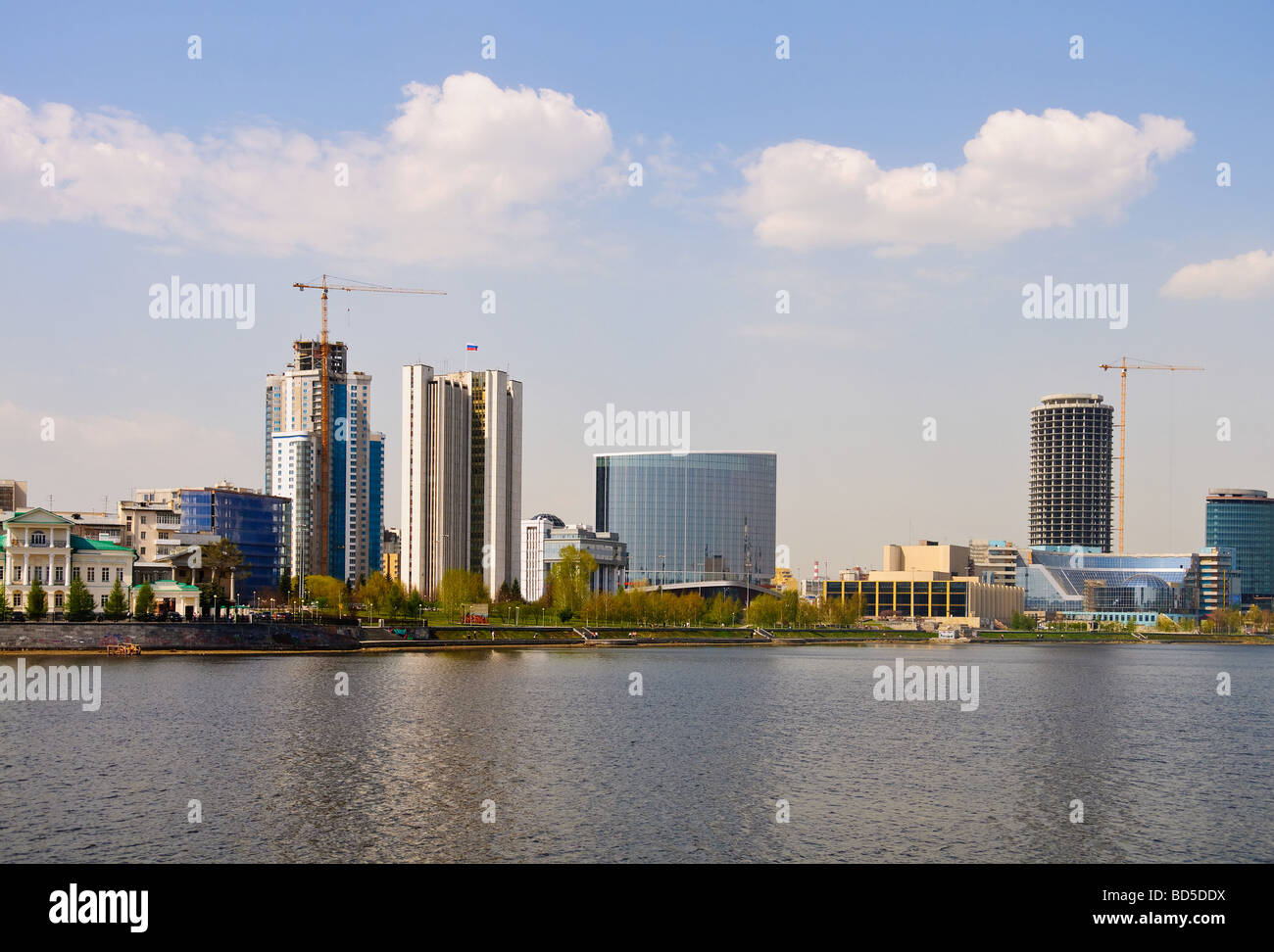 Vista del paesaggio urbano quay wharf embankment Yekaterinburg City molla Foto Stock