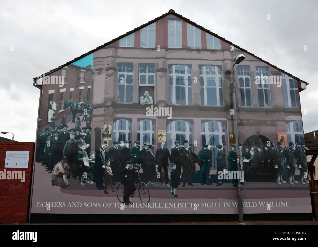 Ultimi Belfast Murale che raffigura gli uomini di Shankill area della parte occidentale di Belfast arruolano per la prima guerra mondiale. Foto Stock