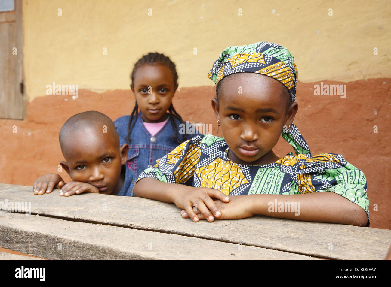 Due ragazze, un ragazzo, Mbororo gruppo etnico, di Bamenda, Camerun, Africa Foto Stock