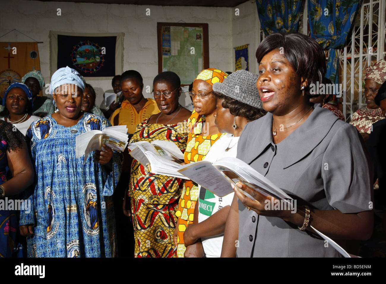 Donne che cantano durante un servizio, etnia Mbororo, di Bamenda, Camerun, Africa Foto Stock