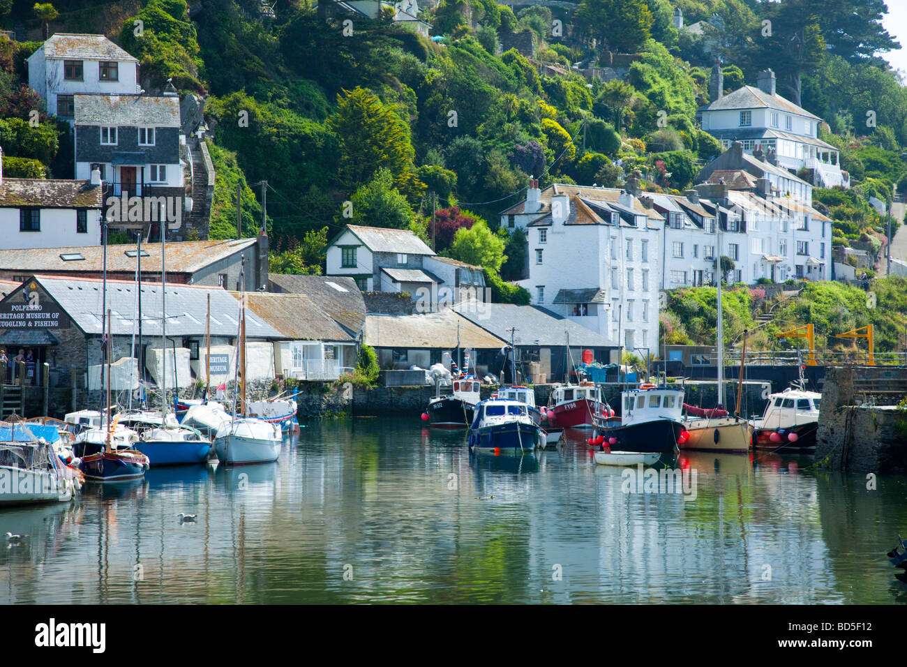 La bella e pittoresca Cornish Villaggio di Pescatori di Polperro su una mattina estati, Cornwall, Regno Unito Foto Stock