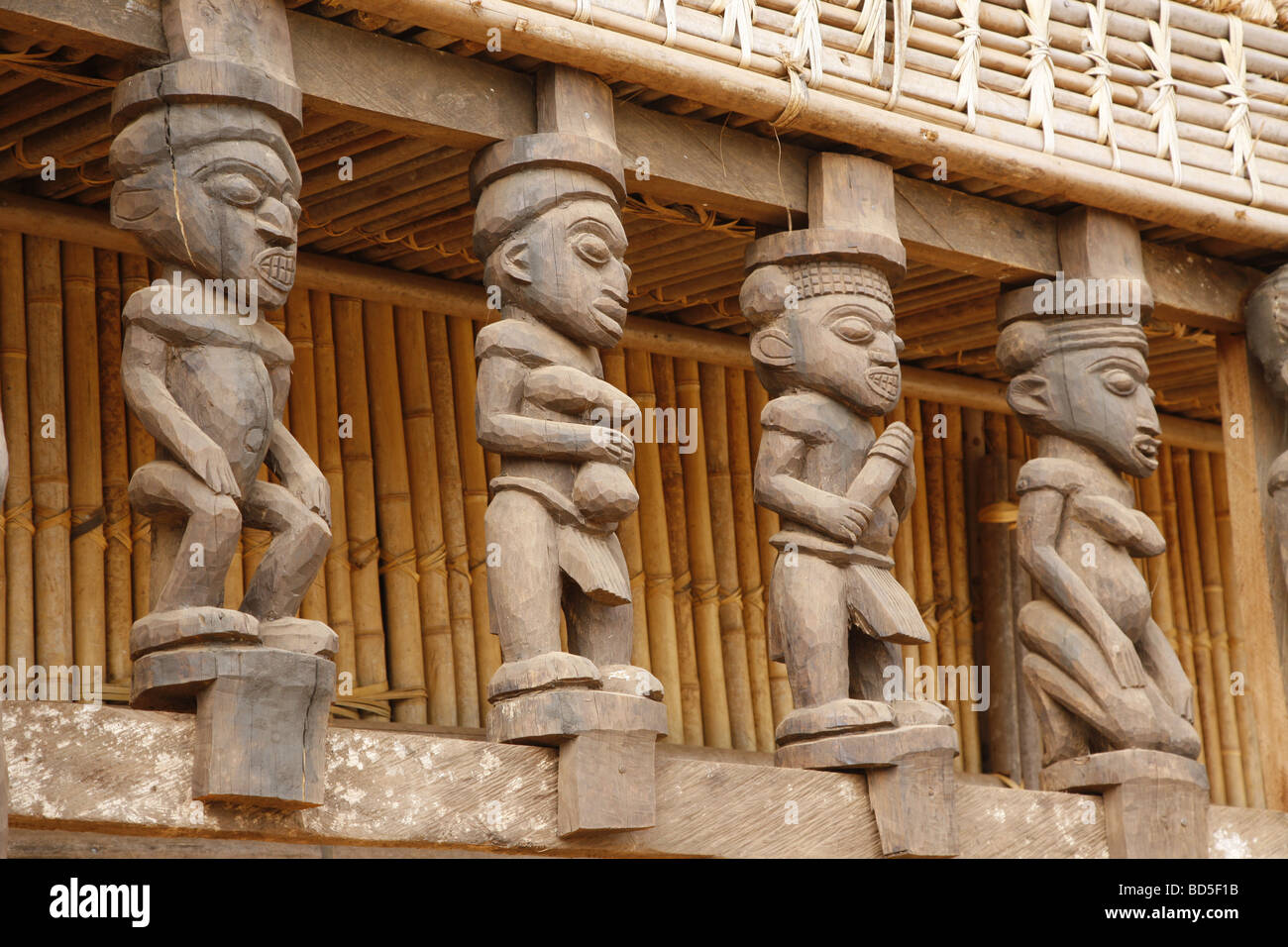 Colonne di legno nella casa Tam-Tam, Foumban, Camerun, Africa Foto Stock