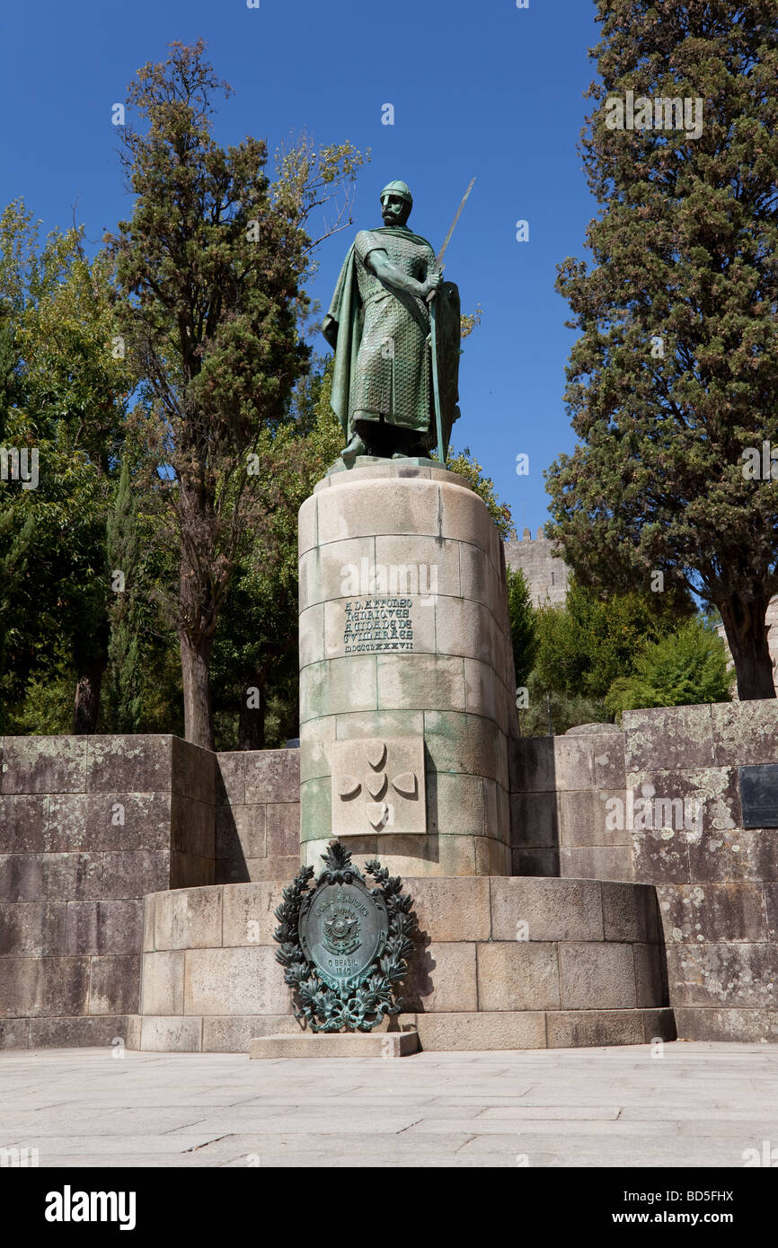 Statua del re Dom Afonso Henriques di Guimaraes. Il primo re del Portogallo nel XII secolo. Foto Stock