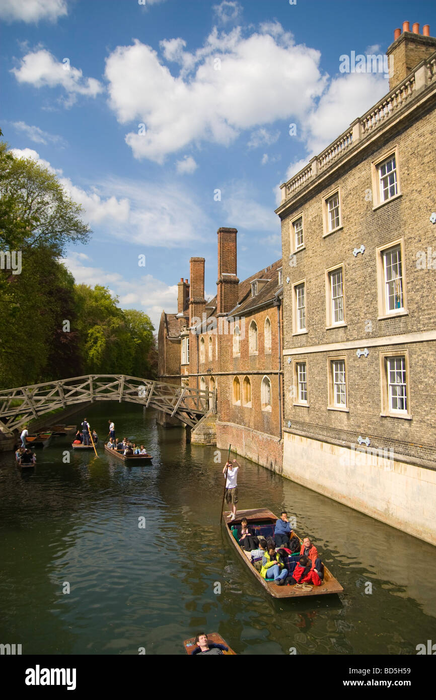 Università di Cambridge Punting, rilassante, fiume Cam Foto Stock