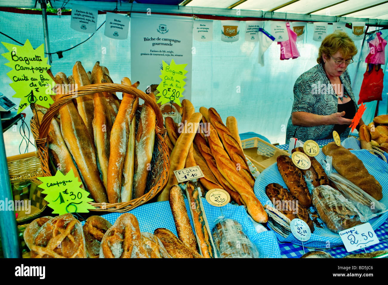 Parigi Francia, donna che vende pane francese al di fuori del pubblico dettaglio del mercato alimentare esposizione, Street Vendor, boulangerie interior france, paris basket Foto Stock