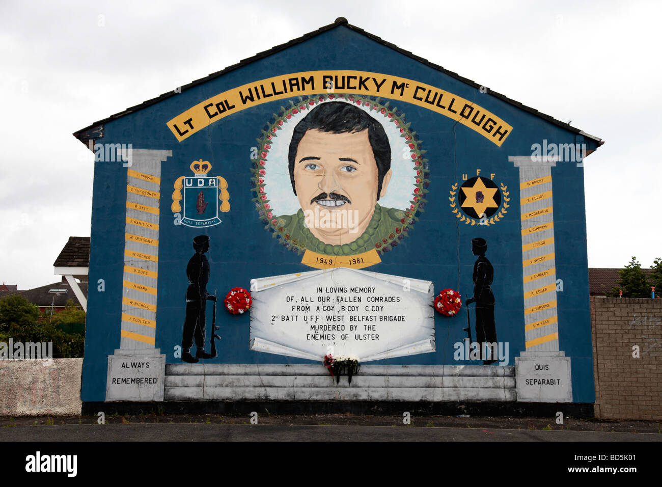 Lealisti murale in basso Shankill commemorando William 'Bucky' McCullough, che è stato ucciso dalla INLA nel 2001. Foto Stock