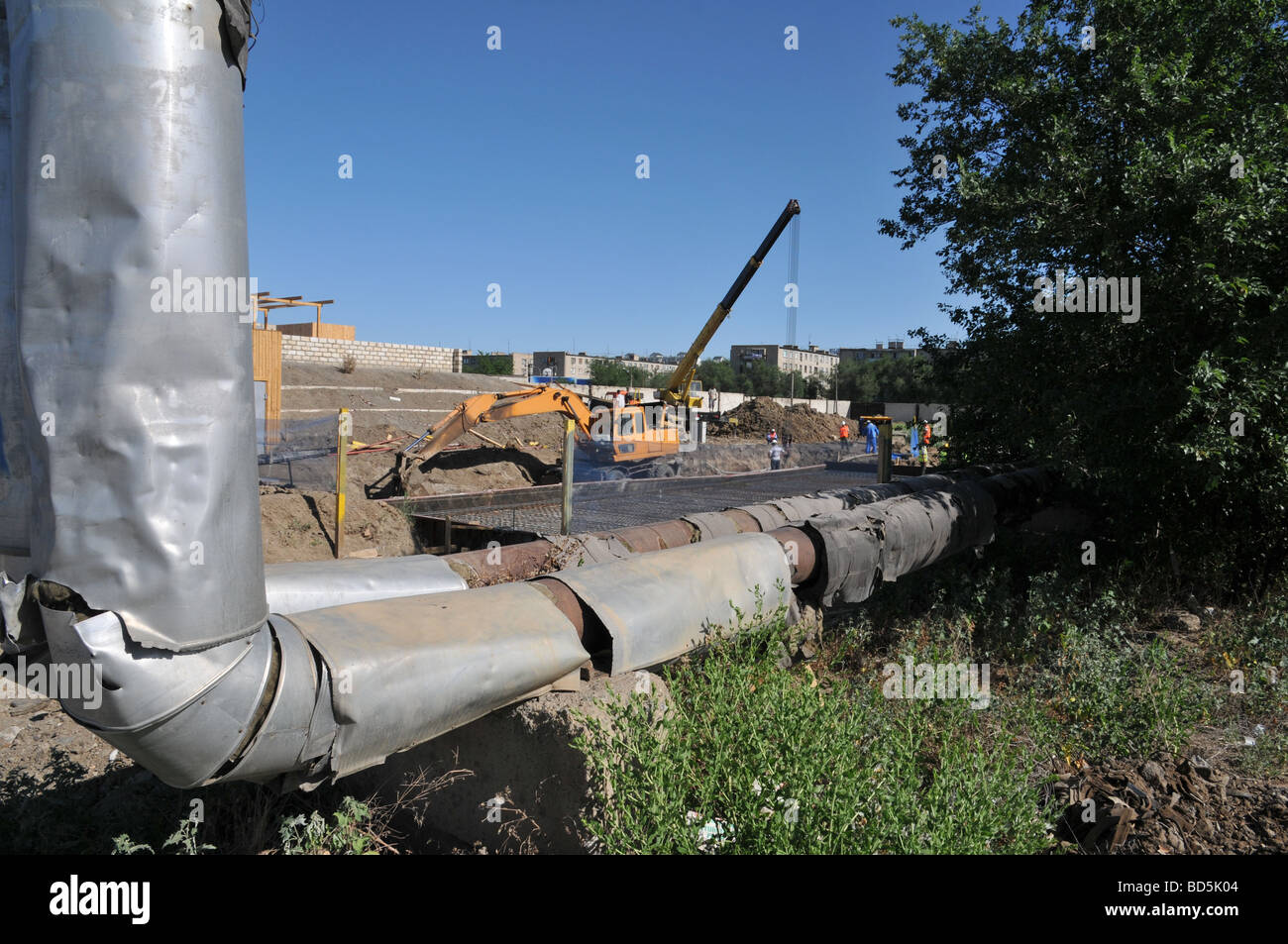 Esecuzione di lavori di costruzione di nuova piscina privata e un complesso di svaghi finanziati dall'industria petrolifera in Atyrau Foto Stock