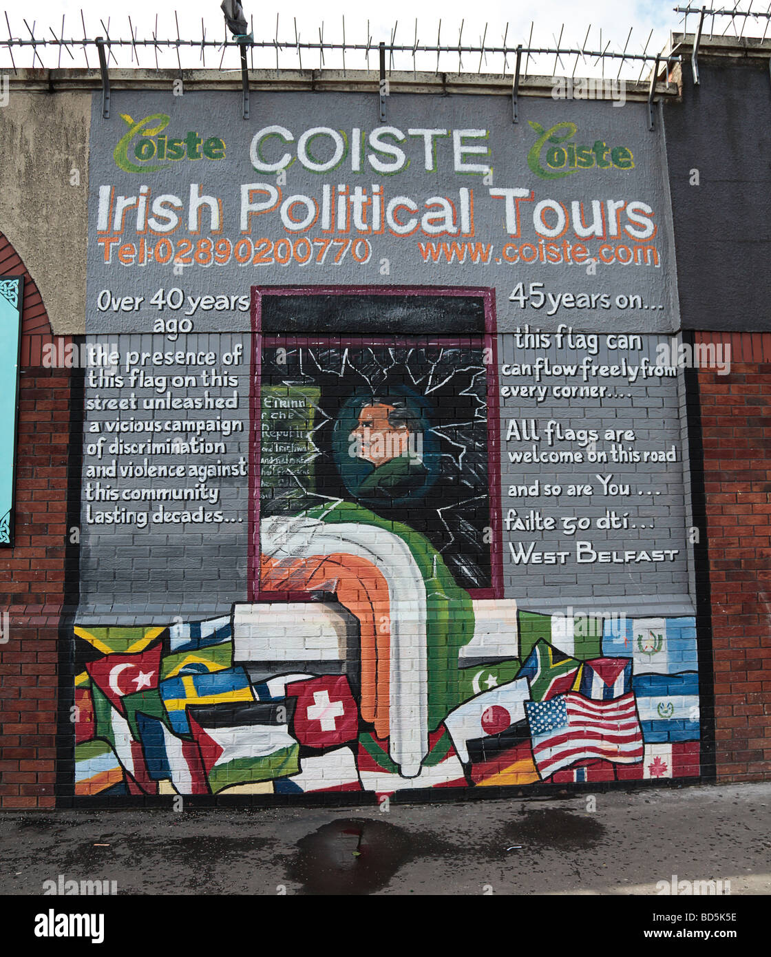 Parte occidentale di Belfast murale pubblicitario politico Coiste Tours. Taxi tours dei dipinti murali sono una popolare attività turistica in città. Foto Stock