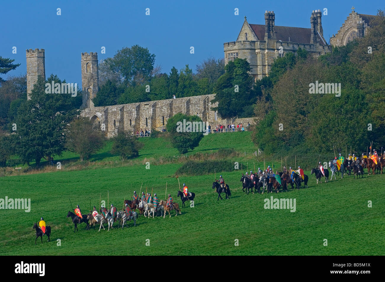 "La battaglia di Hastings" rievocazione con sassone e Norman soldati e cavalieri in battaglia Abbazia. Sussex England Regno Unito Foto Stock