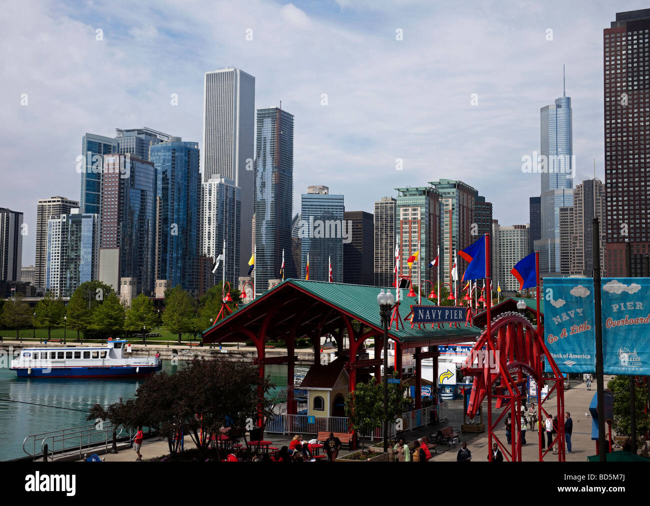 Il Navy Pier, Chicago Illinois USA con lo skyline della città in background Foto Stock