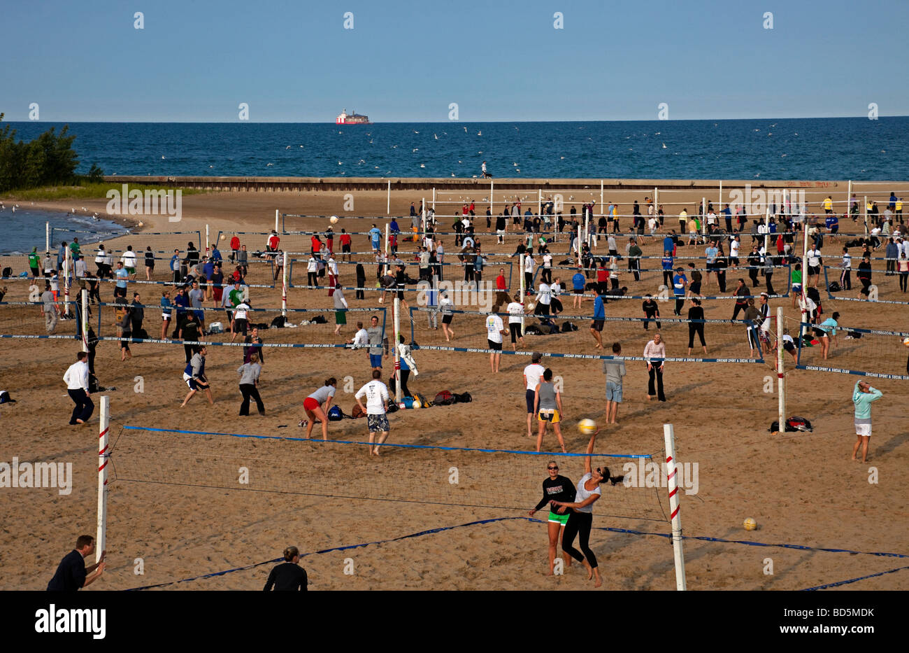 Maschio e femmina giocando a pallavolo, Chicago, Illinois, Stati Uniti d'America Foto Stock