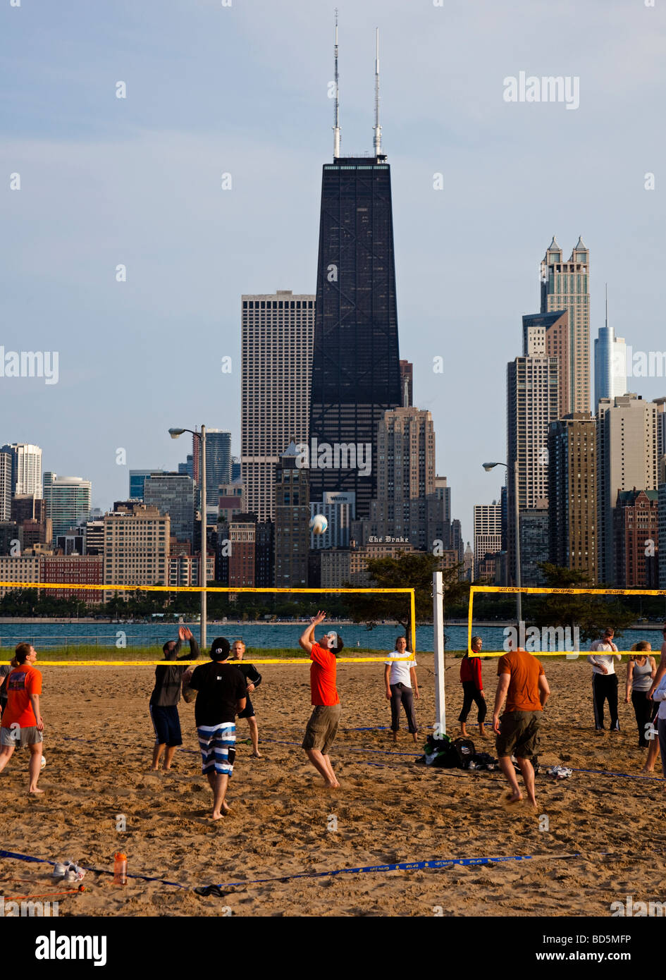 Maschio e femmina giocando a pallavolo, Chicago, Illinois, Stati Uniti d'America Foto Stock