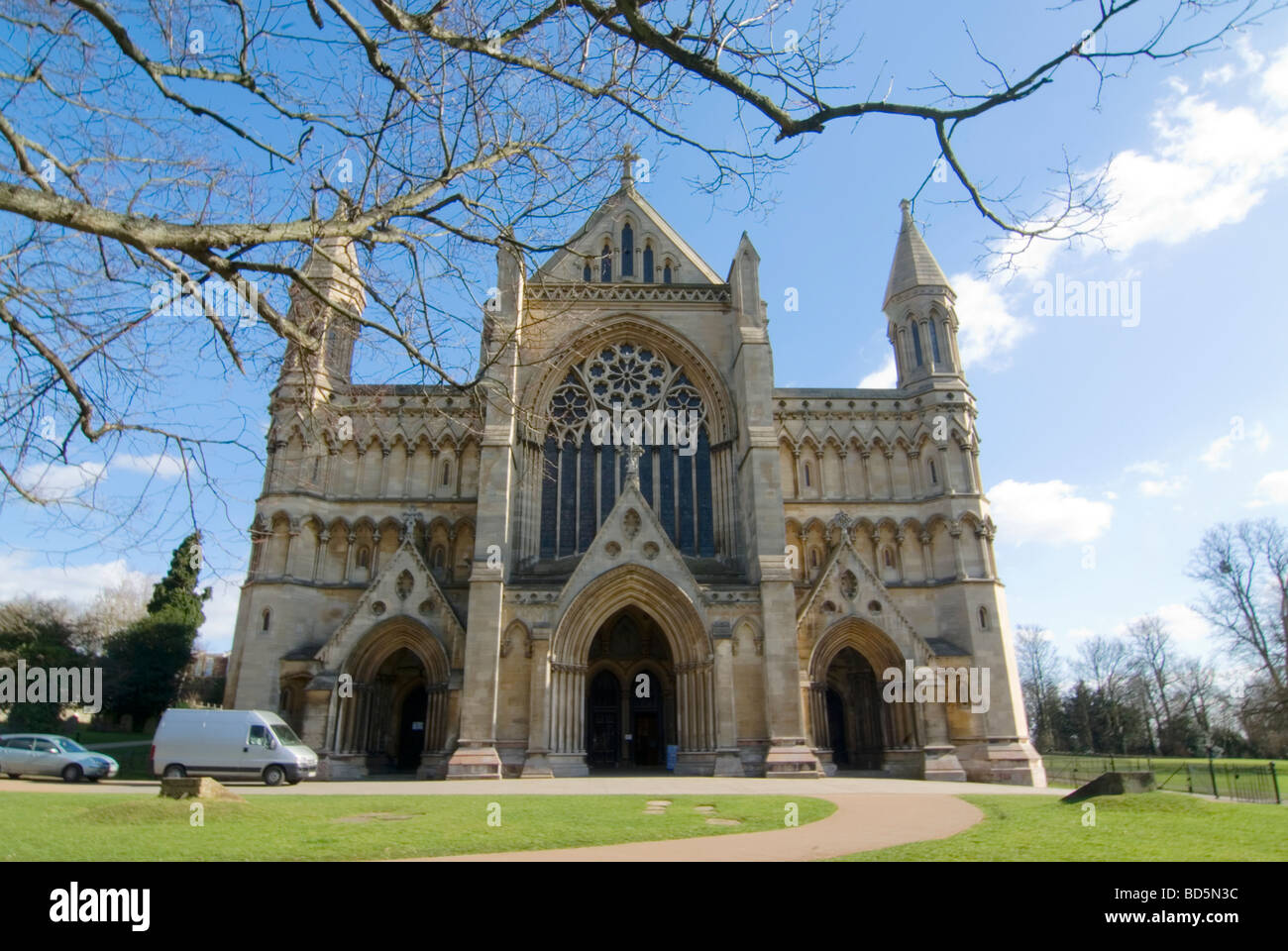 Parte anteriore del St Albans Cathedral Foto Stock
