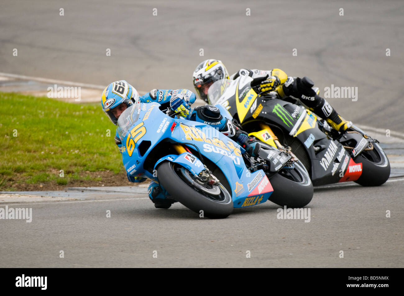 Loris Capirossi n. 65 per Suzuki Rizzla perseguita da James Toseland n. 52 equitazione per Monster Yamaha Tech 3 Foto Stock