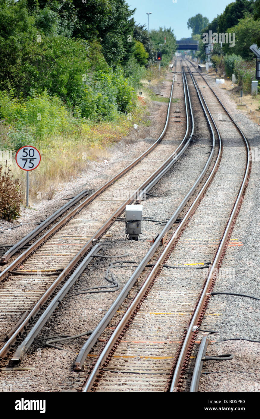 Royalty free fotografia di binari ferroviari con il segnale di limite di velocità e guida dal vivo a Londra REGNO UNITO Foto Stock