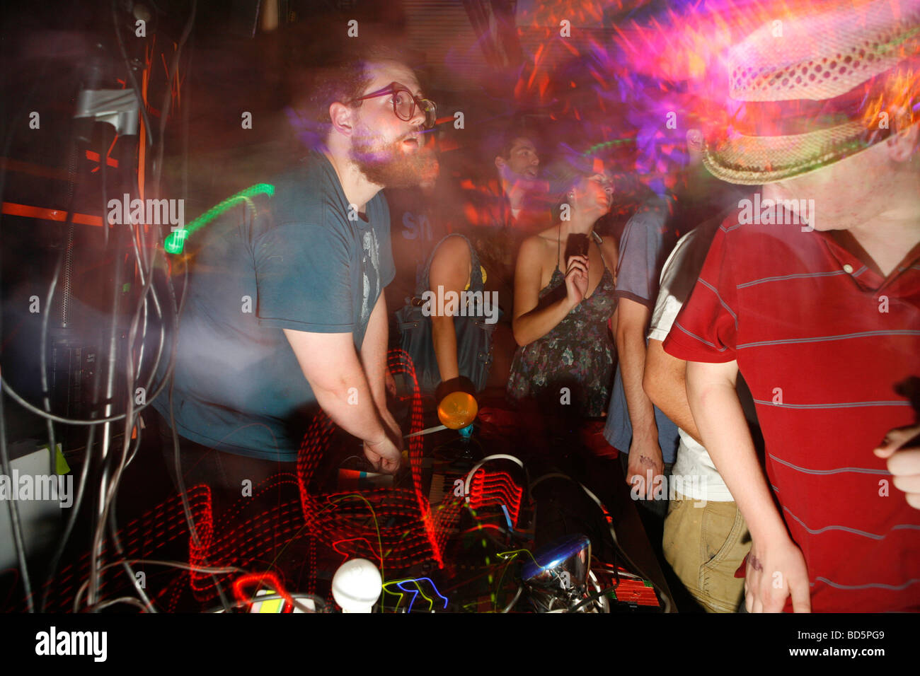 Dan Deacon ottiene la folla che va con il suo psichedelico musica elettronica inceppata. Foto Stock