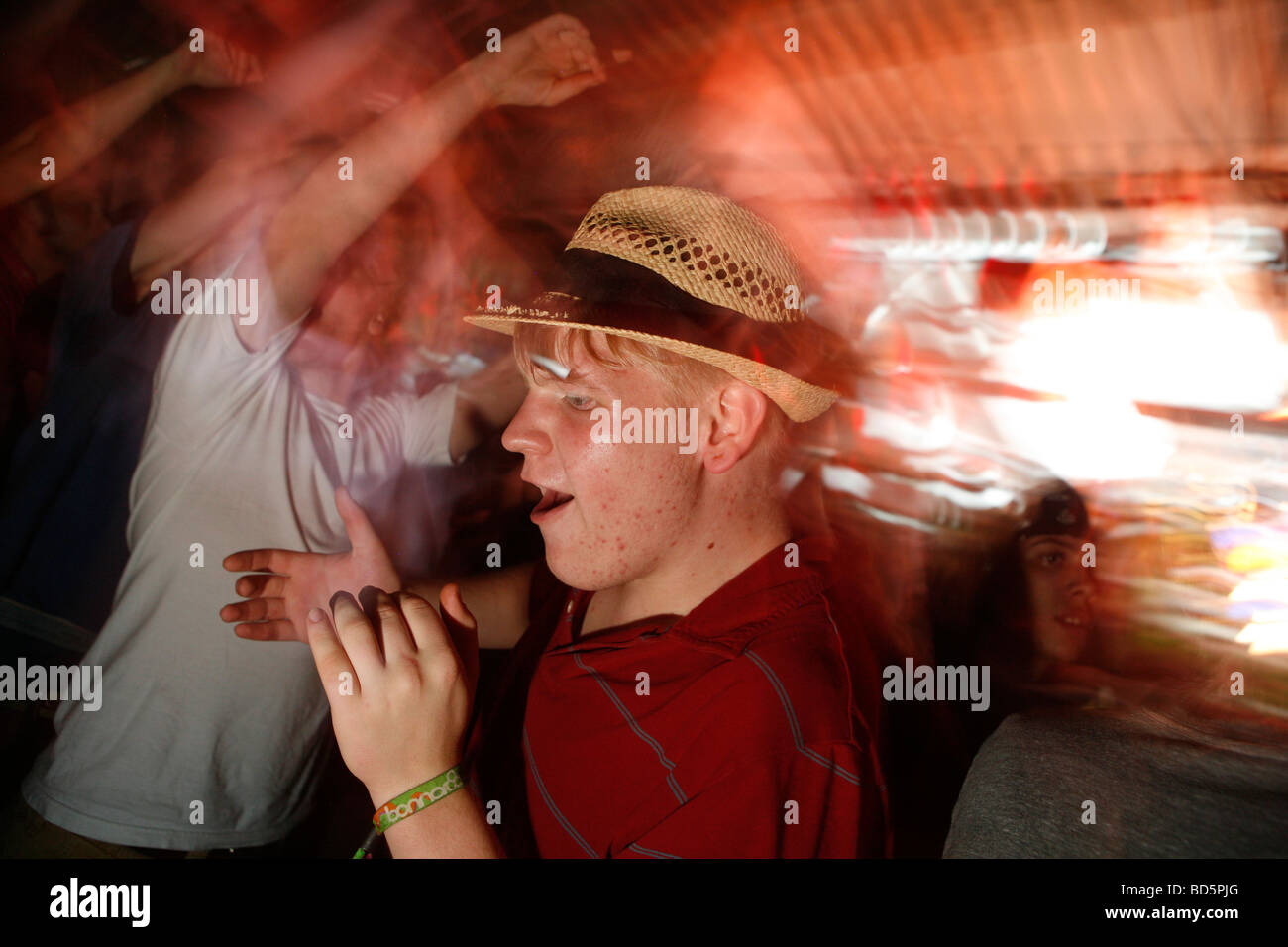 Una ventola danze durante Dan Deacon 's psichedelico musica elettronica inceppata. Foto Stock