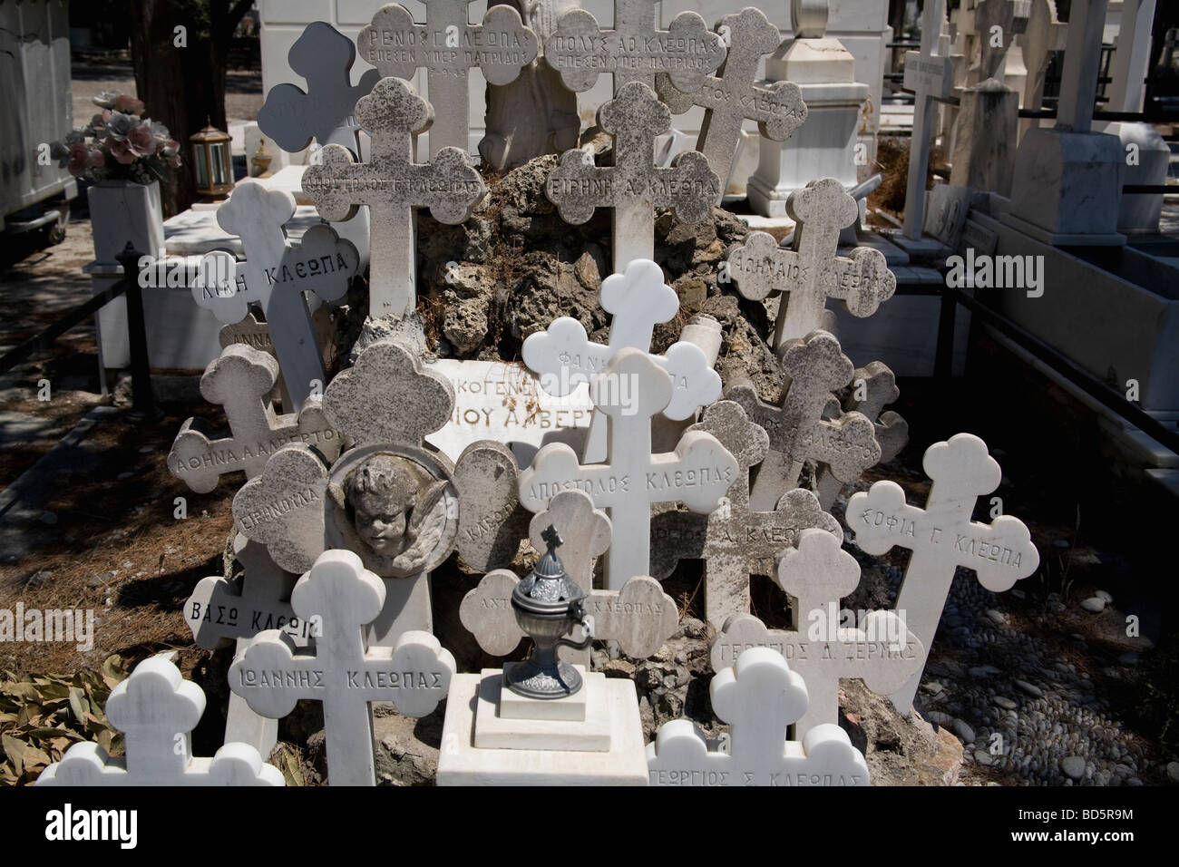 Una tomba ad Atene il primo cimitero con un cluster di croci, Atene, Grecia Foto Stock