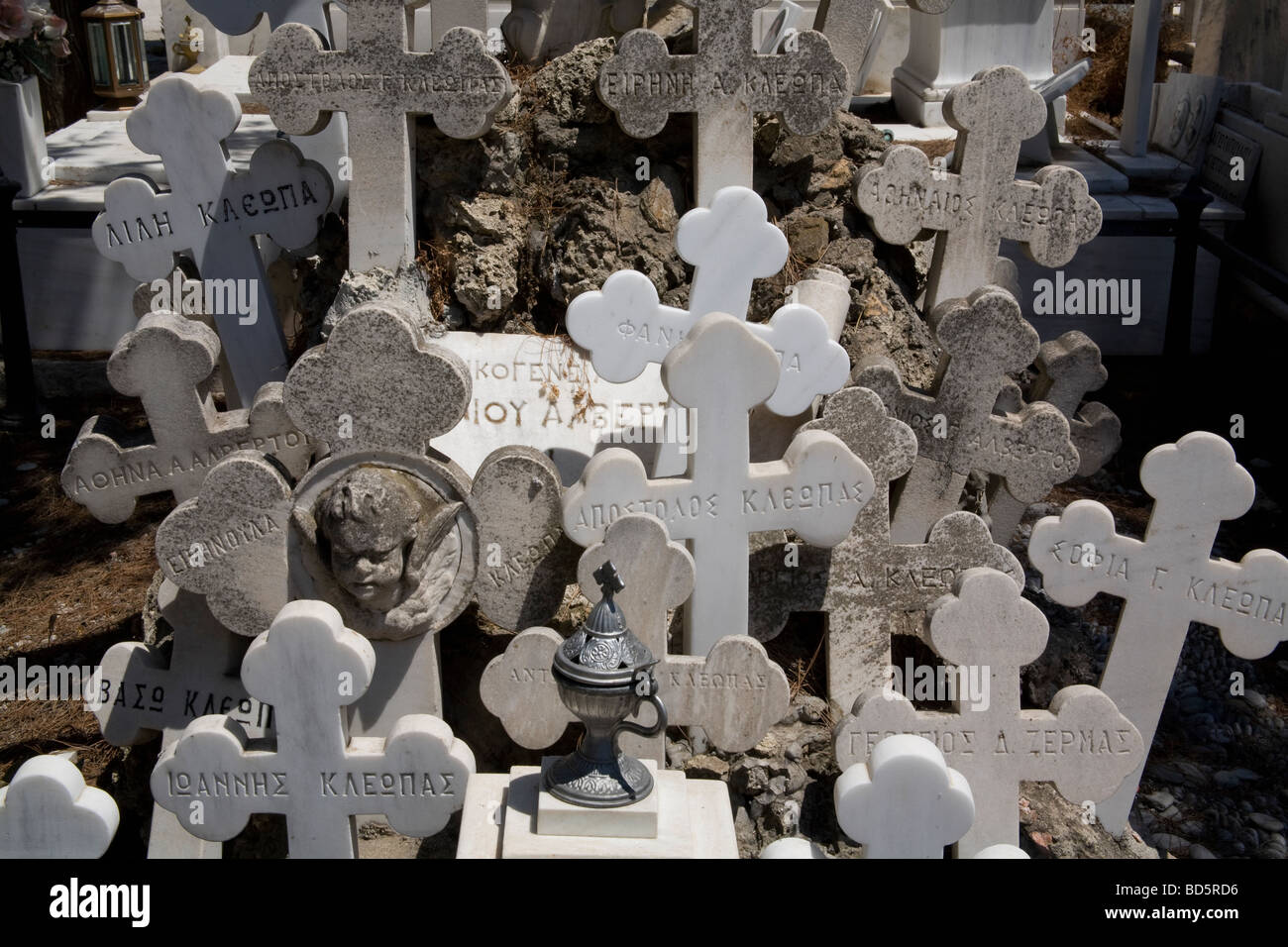 Una tomba ad Atene il primo cimitero con un cluster di croci, Atene, Grecia Foto Stock