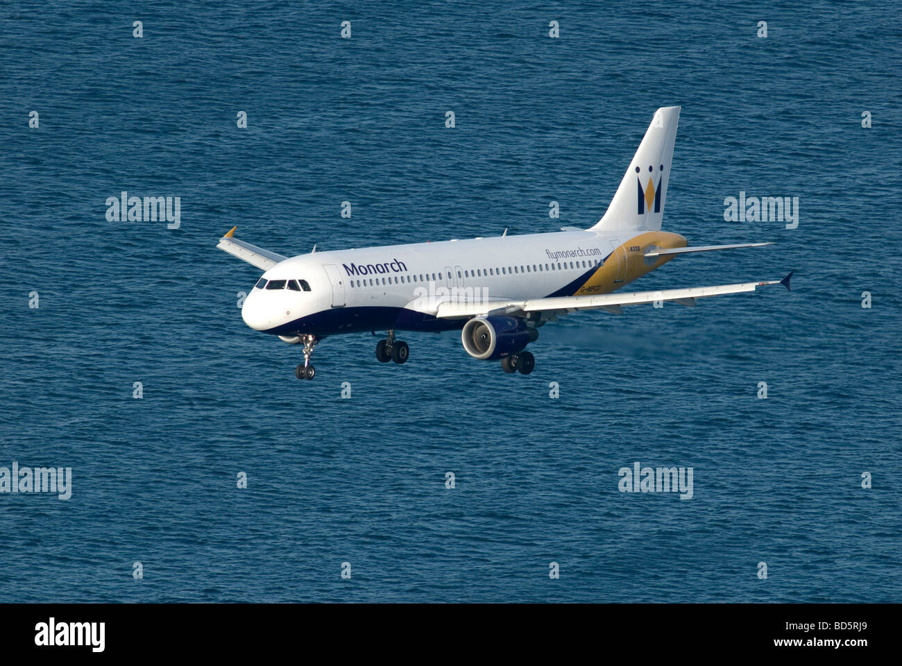 La Monarch Airlines jet in avvicinamento finale a Gibilterra oltre il mare Mediterraneo Foto Stock