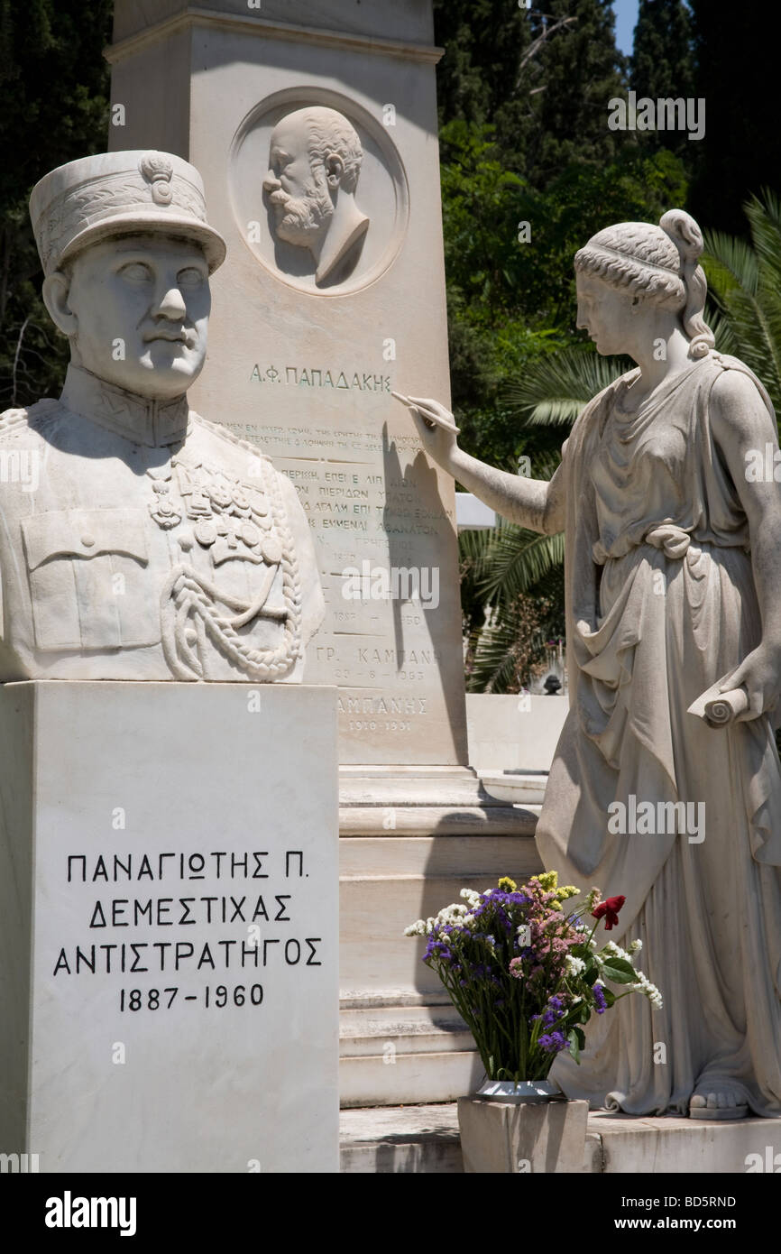 Una tomba ad Atene il primo cimitero con una statua di una donna scrivendo la scritta sulla lapide, Atene, Grecia Foto Stock