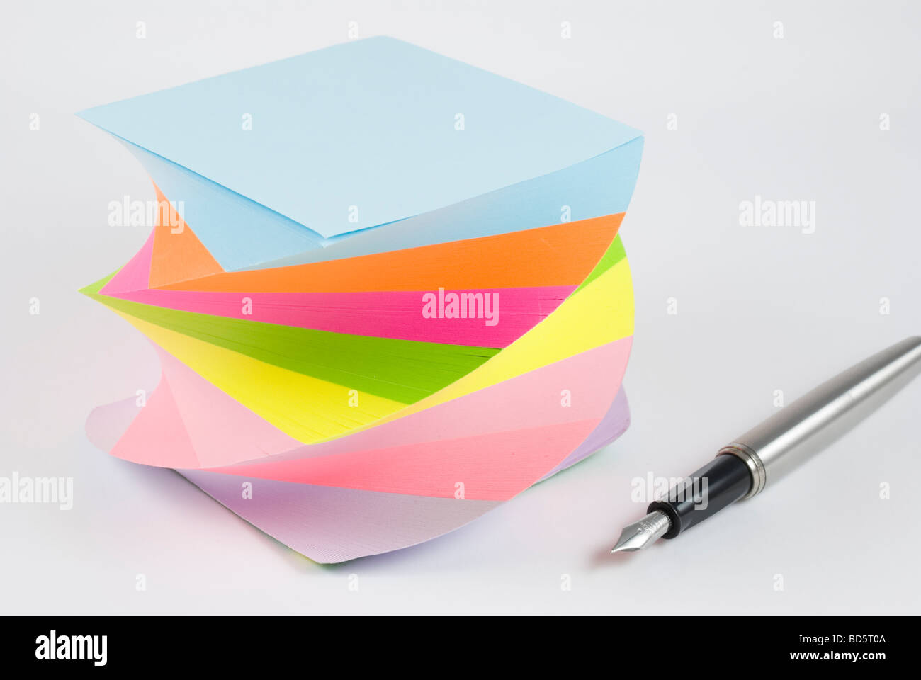 Postit colorati sticky notes con penna stilografica studio isolato su  sfondo bianco Foto stock - Alamy