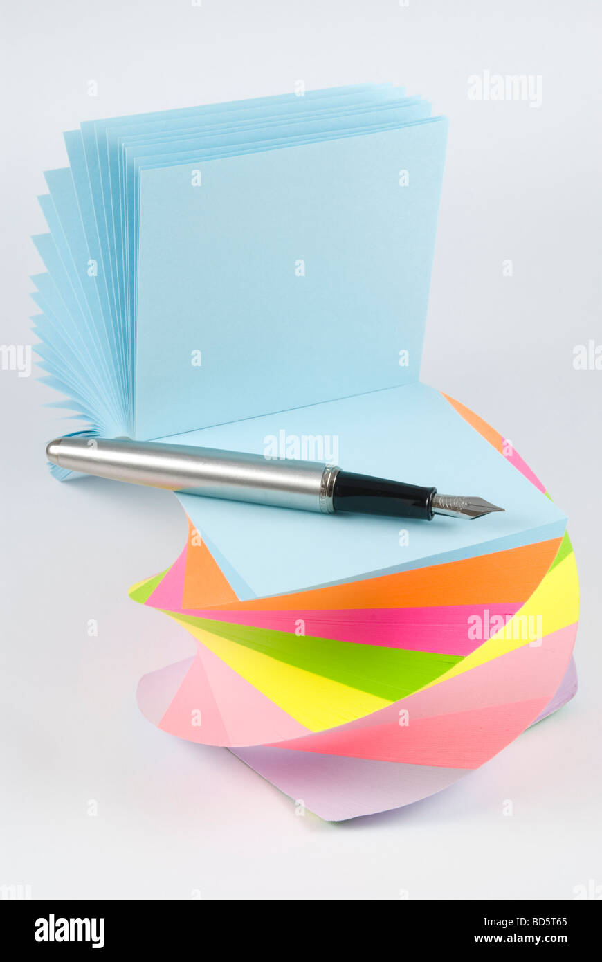 Postit colorati sticky notes con penna stilografica studio isolato su  sfondo bianco Foto stock - Alamy