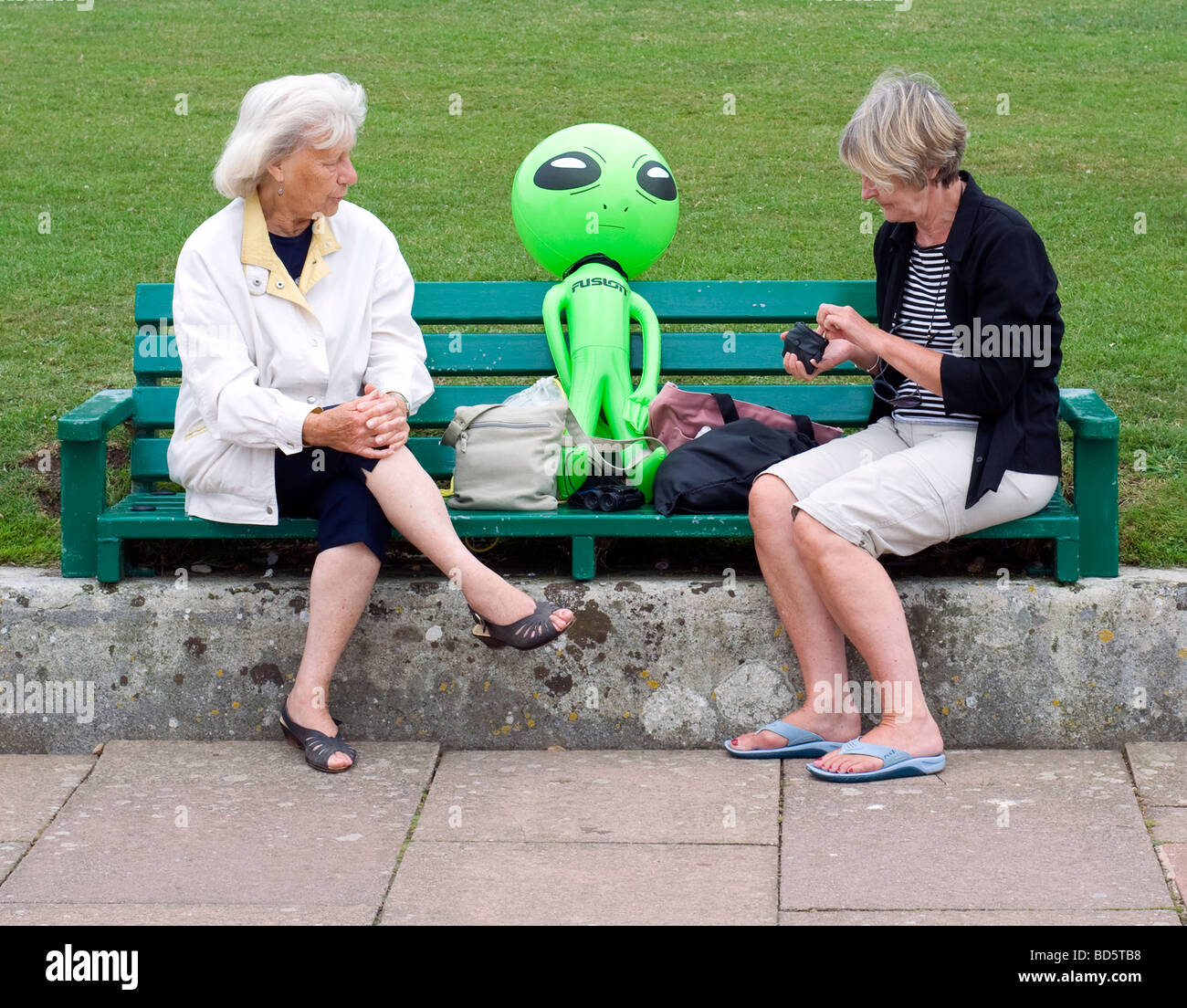 Alien e le persone anziane, Cowes, Isle of Wight, England, Regno Unito, GB. Foto Stock