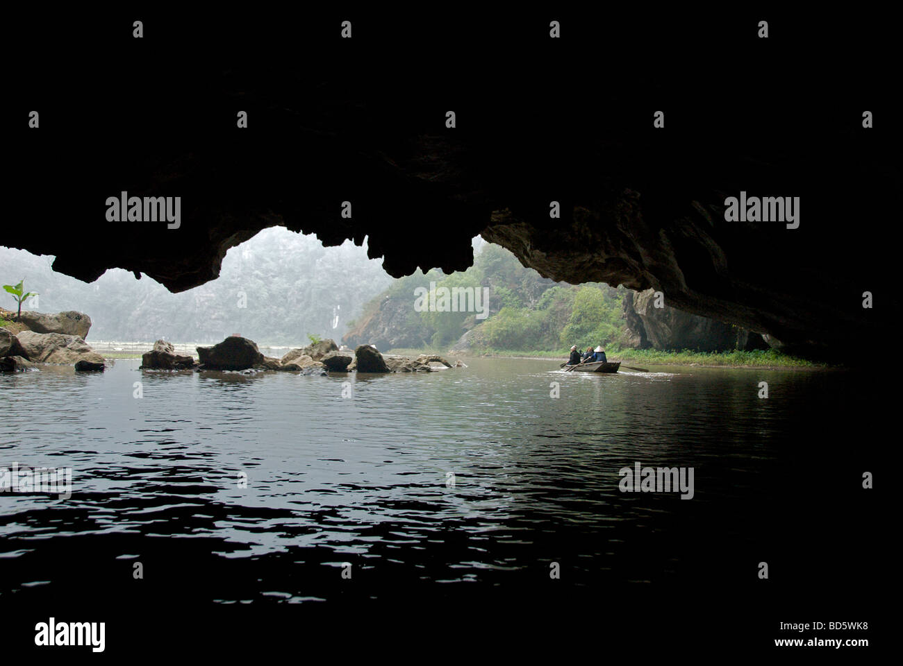 Appendere Giua Grotta Ngo Dong River Tam Coc Ninh Binh Provincia Nord Vietnam Foto Stock